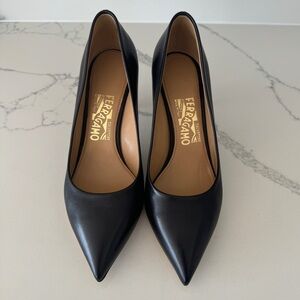NWOT Ferragamo Black Pumps Size 8 B, 3 inch heel